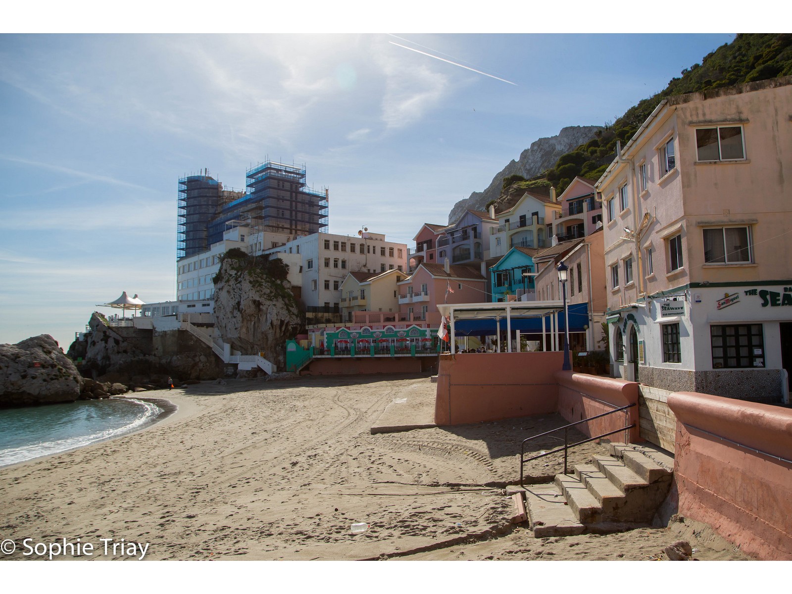 4. Playa con el hotel Caleta al fondo..jpg
